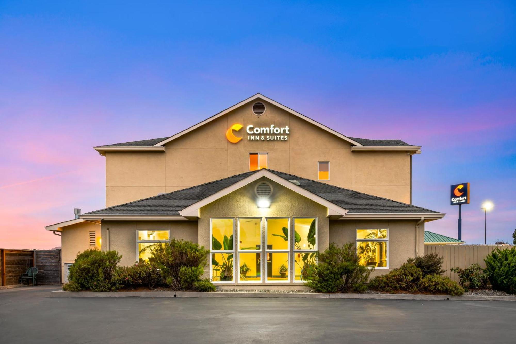 Comfort Inn & Suites Redwood Country Fortuna Extérieur photo